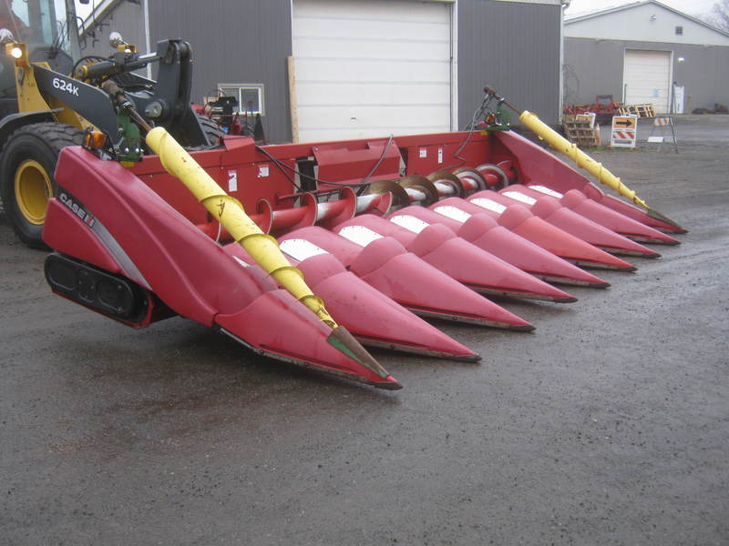 Combines & Harvesting Equipment  Case IH 2208 Corn Head  Photo